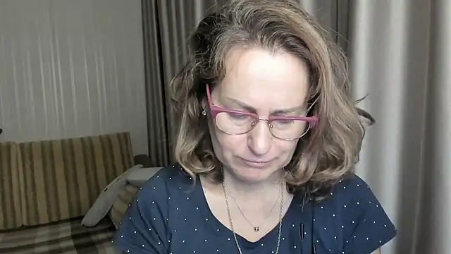 Snapshot of lauraoven chatting on December 21, 1:53 pm lauraoven online show from December 21, 1:53 pm
