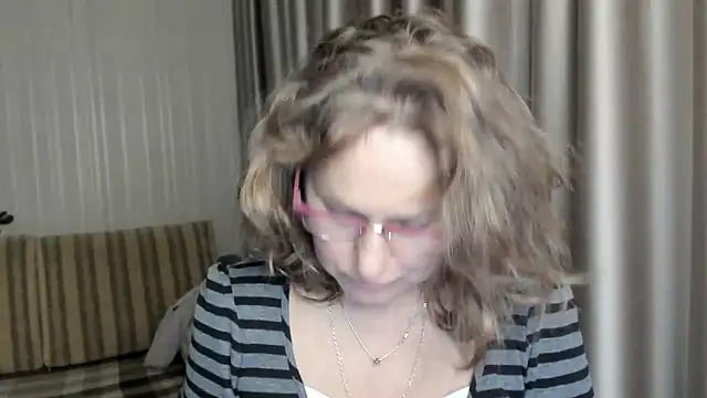 Snapshot of lauraoven chatting on December 22, 3:33 pm lauraoven online show from December 22, 3:33 pm