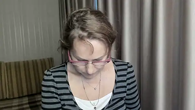 Snapshot of lauraoven chatting on December 23, 11:25 am lauraoven online show from December 23, 11:25 am