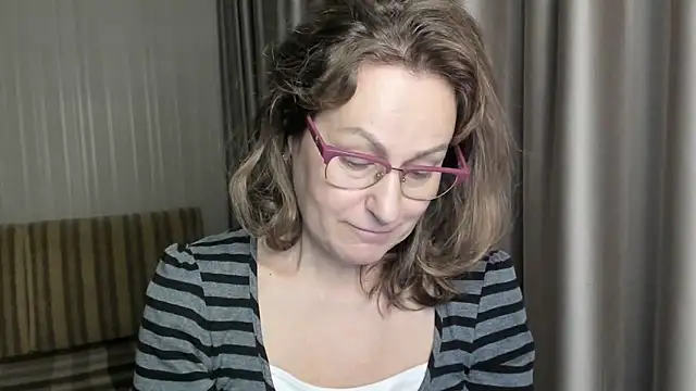 Snapshot of lauraoven chatting on December 24, 12:55 pm lauraoven online show from December 24, 12:55 pm