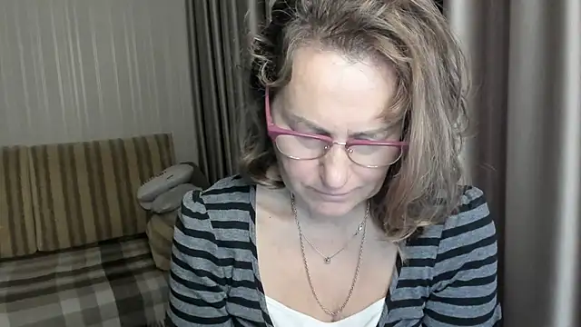Snapshot of lauraoven chatting on December 26, 7:03 am lauraoven online show from December 26, 7:03 am