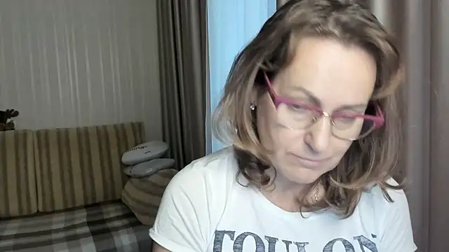 Snapshot of lauraoven chatting on December 27, 11:17 am lauraoven online show from December 27, 11:17 am