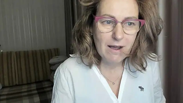 Snapshot of lauraoven chatting on December 28, 10:58 am lauraoven online show from December 28, 10:58 am