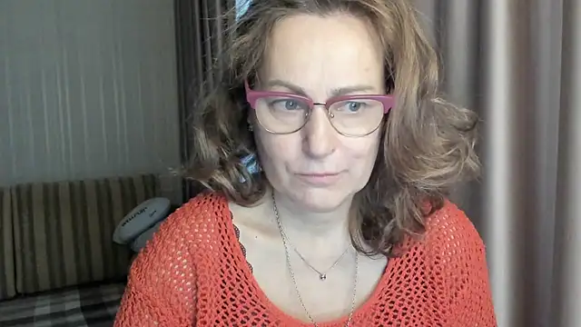 Snapshot of lauraoven chatting on January 8, 8:27 am lauraoven online show from January 8, 8:27 am