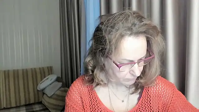 Snapshot of lauraoven chatting on January 10, 7:04 am lauraoven online show from January 10, 7:04 am