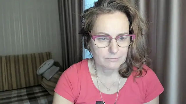 Snapshot of lauraoven chatting on January 12, 12:01 pm lauraoven online show from January 12, 12:01 pm