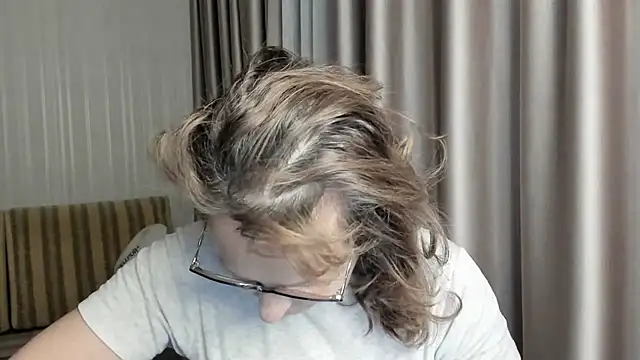 Snapshot of lauraoven chatting on January 18, 6:21 pm lauraoven online show from January 18, 6:21 pm