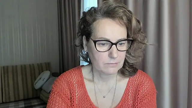 Snapshot of lauraoven chatting on January 19, 7:36 am lauraoven online show from January 19, 7:36 am