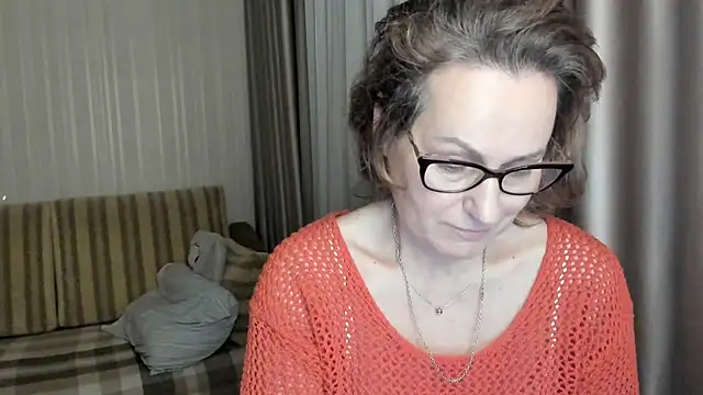 Snapshot of lauraoven chatting on February 1, 5:58 pm lauraoven online show from February 1, 5:58 pm