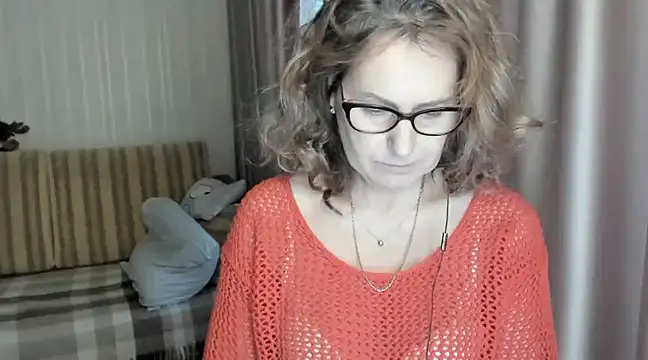 Snapshot of lauraoven chatting on February 4, 1:59 pm lauraoven online show from February 4, 1:59 pm