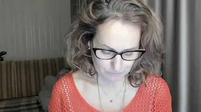 Snapshot of lauraoven chatting on February 4, 5:45 pm lauraoven online show from February 4, 5:45 pm