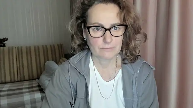 Snapshot of lauraoven chatting on February 5, 7:29 am lauraoven online show from February 5, 7:29 am