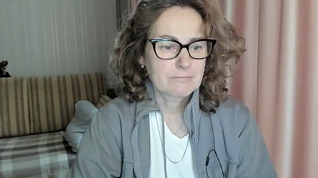Snapshot of lauraoven chatting on February 5, 12:49 pm lauraoven online show from February 5, 12:49 pm