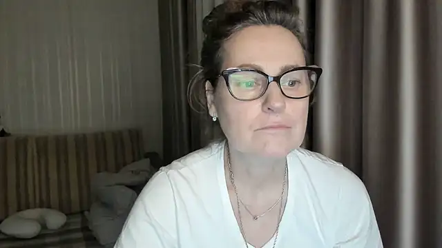 Snapshot of lauraoven chatting on February 6, 7:18 pm lauraoven online show from February 6, 7:18 pm