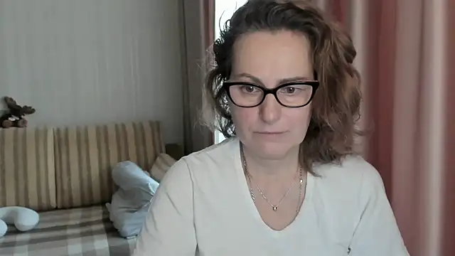Snapshot of lauraoven chatting on February 7, 7:29 am lauraoven online show from February 7, 7:29 am