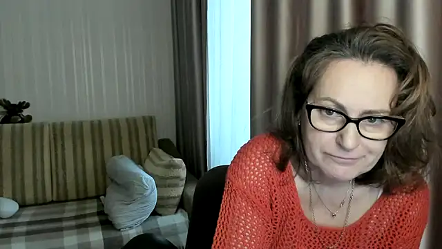 Snapshot of lauraoven chatting on February 8, 12:28 pm lauraoven online show from February 8, 12:28 pm