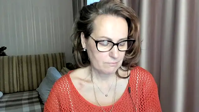 Snapshot of lauraoven chatting on February 9, 8:11 am lauraoven online show from February 9, 8:11 am