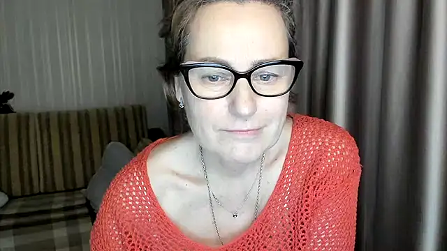 Snapshot of lauraoven chatting on February 9, 6:47 pm lauraoven online show from February 9, 6:47 pm