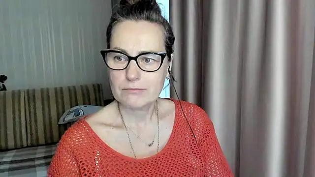 Snapshot of lauraoven chatting on February 10, 7:26 am lauraoven online show from February 10, 7:26 am