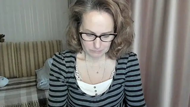 Snapshot of lauraoven chatting on February 12, 7:13 am lauraoven online show from February 12, 7:13 am
