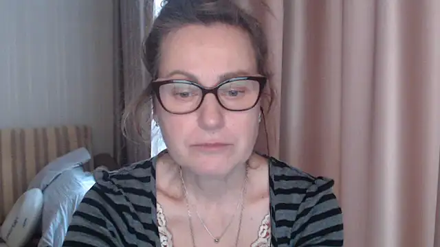 Snapshot of lauraoven chatting on February 17, 12:27 pm lauraoven online show from February 17, 12:27 pm