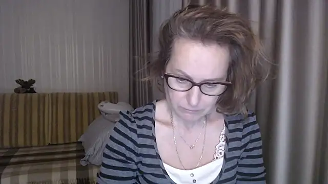 Snapshot of lauraoven chatting on February 17, 5:43 pm lauraoven online show from February 17, 5:43 pm