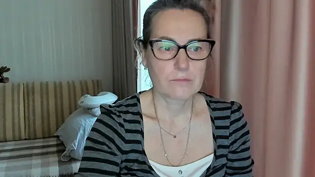 Snapshot of lauraoven chatting on February 19, 7:06 am lauraoven online show from February 19, 7:06 am