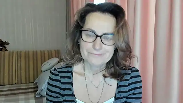 Snapshot of lauraoven chatting on February 20, 7:23 am lauraoven online show from February 20, 7:23 am