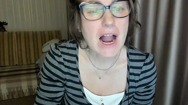 Snapshot of lauraoven chatting on February 20, 4:25 pm lauraoven online show from February 20, 4:25 pm