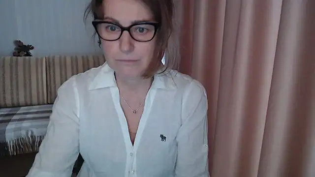 Snapshot of lauraoven chatting on February 25, 8:58 am lauraoven online show from February 25, 8:58 am