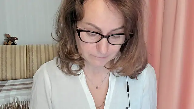 Snapshot of lauraoven chatting on February 25, 1:28 pm lauraoven online show from February 25, 1:28 pm