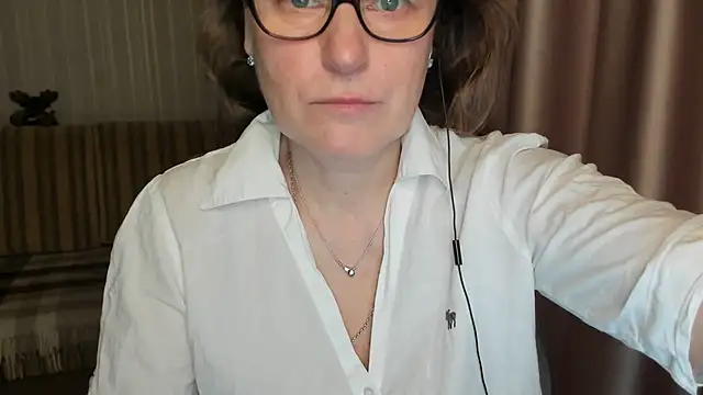 Snapshot of lauraoven chatting on March 6, 7:25 am lauraoven online show from March 6, 7:25 am