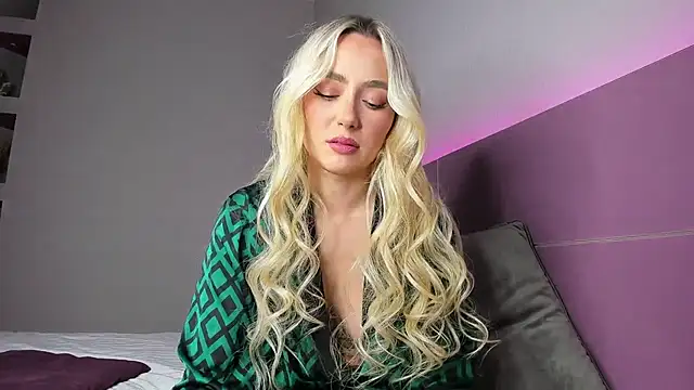 Snapshot of CrazyWomen chatting on February 1, 2:26 pm CrazyWomen online show from February 1, 2:26 pm