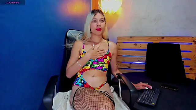 Snapshot of niky_doll_ chatting on October 27, 1:48 pm niky doll online show from October 27, 1:48 pm