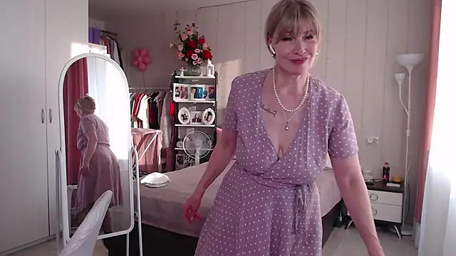 JuliaVilnet online show from May 6, 4:12 pm