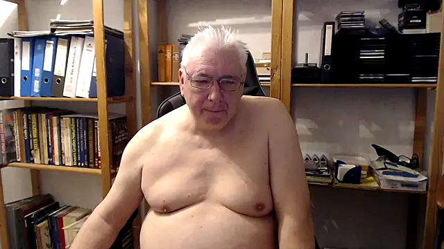 Snapshot of SchwanzhureXXL chatting on December 5, 6:33 am SchwanzhureXXL online show from December 5, 6:33 am