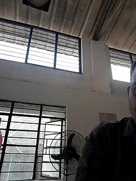 Snapshot of tz143143 chatting on February 27, 2:21 am tz143143 online show from February 27, 2:21 am