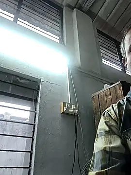 Snapshot of tz143143 chatting on January 6, 11:36 am tz143143 online show from January 6, 11:36 am