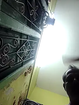 Snapshot of tz143143 chatting on February 7, 8:12 pm tz143143 online show from February 7, 8:12 pm