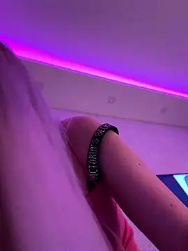 Snapshot of mollyxxx chatting on December 6, 12:45 am mollyxxx online show from December 6, 12:45 am