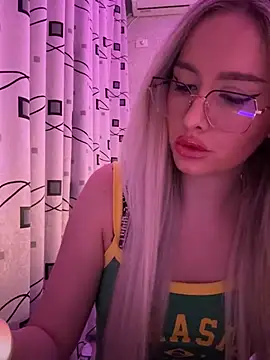 Snapshot of mollyxxx chatting on December 12, 3:43 am mollyxxx online show from December 12, 3:43 am