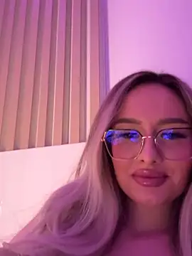 Snapshot of mollyxxx chatting on February 12, 4:44 am mollyxxx online show from February 12, 4:44 am
