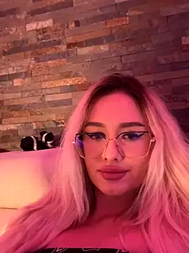 Snapshot of mollyxxx chatting on September 13, 4:23 am mollyxxx online show from September 13, 4:23 am