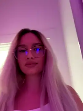 Snapshot of mollyxxx chatting on October 10, 1:04 am mollyxxx online show from October 10, 1:04 am