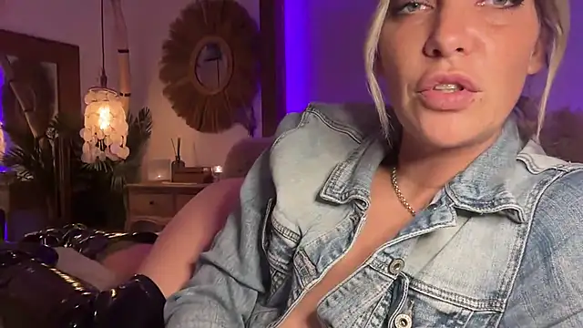 Snapshot of cyberchickie_maria chatting on February 23, 8:55 pm cyberchickie maria online show from February 23, 8:55 pm