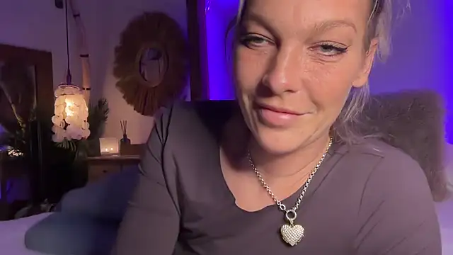 Snapshot of cyberchickie_maria chatting on February 27, 9:14 pm cyberchickie maria online show from February 27, 9:14 pm