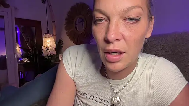 Snapshot of cyberchickie_maria chatting on February 28, 9:33 pm cyberchickie maria online show from February 28, 9:33 pm