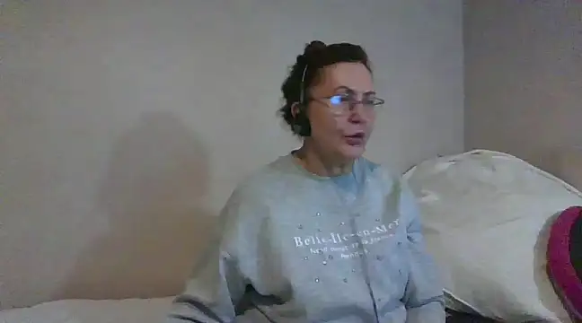 Snapshot of Hottie-Mom chatting on January 4, 12:27 pm Hottie-Mom online show from January 4, 12:27 pm