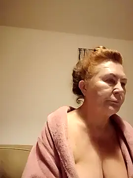 Snapshot of Hottie-Mom chatting on September 27, 9:31 pm Hottie-Mom online show from September 27, 9:31 pm