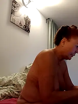 Snapshot of Hottie-Mom chatting on October 15, 8:03 am Hottie-Mom online show from October 15, 8:03 am